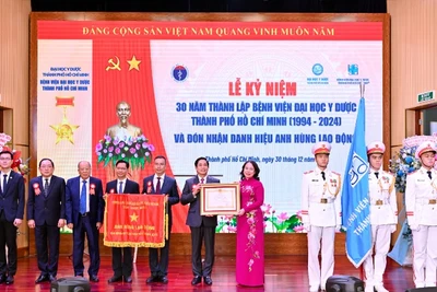 Phó Chủ tịch nước Võ Thị Ánh Xuân trao danh hiệu Anh hùng Lao động cho Bệnh viện Đại học Y dược Thành phố Hồ Chí Minh.