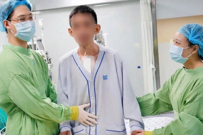 Bệnh nhân đã có thể đứng thẳng, tự ăn cháo và trò chuyện vui vẻ với mọi người.