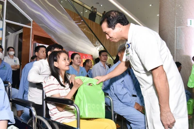 Đại diện Ban Giám đốc Bệnh viện đã trao hơn 200 phần quà, trong đó, có 25 phần quà đặc biệt dành cho 25 bệnh nhân đang điều trị dài ngày và đang công tác trong ngành giáo dục.