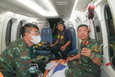 Bệnh nhân được trực thăng vận chuyển về đất liền.