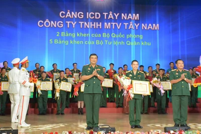 Các tập thể có thành tích được Đảng ủy, Bộ tư lệnh Quân khu 7 tuyên dương.