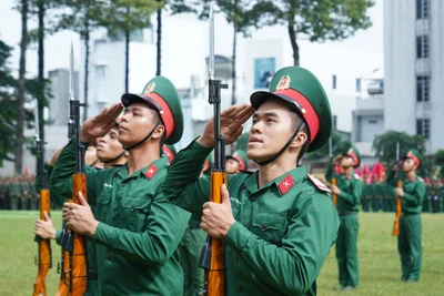 Hàng ngũ chỉnh tề, bước chân đều, cánh tay đánh dứt khoát thể hiện sự tự tin, niềm tin vững chắc của các chiến sĩ sau những tháng ngày huấn luyện