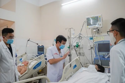 13 nạn nhân vụ cháy nhà ở quận Tân Bình đang được điều trị tại Bệnh viện Thống Nhất.(Ảnh: BVCC)