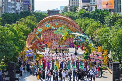 Chương trình đồng diễn áo dài quy tụ nhiều người mặc áo dài nhất Việt Nam với sự tham gia của hơn 5.000 người. Ảnh: KIM SÁNG.