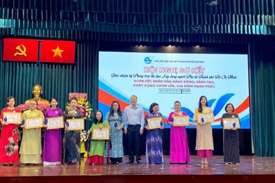 Ông Nguyễn Hồ Hải, Phó Bí thư Thường trực Thành ủy Thành phố Hồ Chí Minh trao Bằng khen cho tập thể, cá nhân đã có thành tích tiêu biểu trong phong trào thi đua.