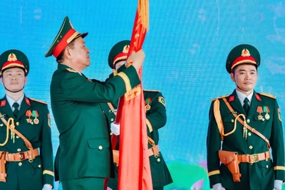 Thừa ủy quyền của Chủ tịch nước, Thượng tướng Võ Minh Lương trao danh hiệu Anh hùng Lực lượng vũ trang nhân dân tặng Khoa Hồi sức tích cực, Bệnh viện Quân y 175. 