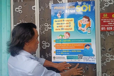 Cộng tác viên sức khỏe cộng đồng tham gia công tác truyền thông phòng ngừa bệnh sởi trên địa bàn quận 10.