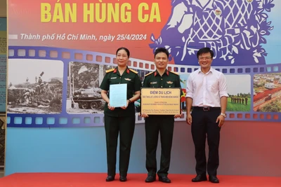 Đại tá Nguyễn Ngọc Điệp (trái), Giám đốc Bảo tàng Lực lượng vũ trang miền Đông Nam bộ nhận quyết định công nhận điểm du lịch của Sở Du lịch Thành phố Hồ Chí Minh.
