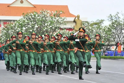 Các khối duyệt đội ngũ tại Lễ ra quân huấn luyện. (Ảnh: HỮU TÂN)