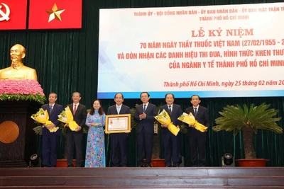 Đồng chí Nguyễn Văn Nên, Ủy viên Bộ Chính trị, Bí thư Thành ủy Thành phố Hồ Chí Minh và Chủ tịch Hội đồng nhân dân Thành phố Hồ Chí Minh Nguyễn Thị Lệ, trao tặng Huân chương Lao động hạng Nhất cho Sở Y tế Thành phố Hồ Chí Minh.