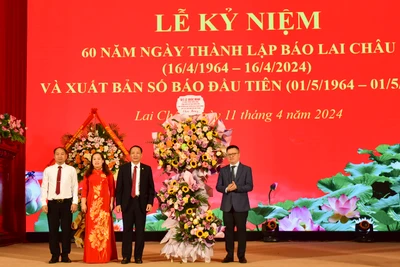 Đồng chí Lê Quốc Minh, Ủy viên Trung ương Đảng, Tổng Biên tập Báo Nhân Dân, Phó Trưởng Ban Tuyên giáo Trung ương, Chủ tịch Hội Nhà báo Việt Nam tặng hoa chúc mừng Báo Lai Châu.