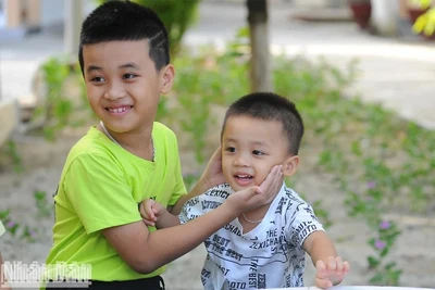 Các em nhỏ trên đảo Sinh Tồn. Ảnh: Linh Phan