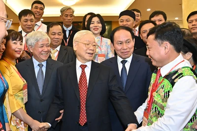 Tổng Bí thư Nguyễn Phú Trọng và Chủ tịch Ủy ban Trung ương Mặt trận Tổ quốc Việt Nam Đỗ Văn Chiến tại cuộc gặp mặt đại biểu dự Hội nghị Biểu dương Chủ tịch Ủy ban Mặt trận Tổ quốc cấp xã và Trưởng ban Công tác Mặt trận tiêu biểu toàn quốc giai đoạn 2017-2022, ngày 26/11/2022. 