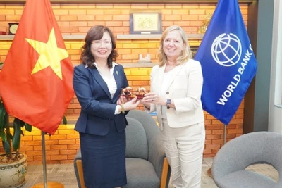 Chủ tịch Ủy ban Chứng khoán Nhà nước Vũ Thị Chân Phương (bên trái) và bà Mariam Sherman, tân Giám đốc quốc gia của Ngân hàng Thế giới (bên phải)