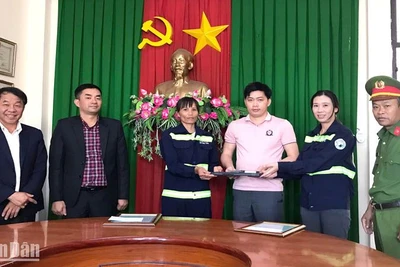 Hai nữ nhân viên môi trường Đà Lạt trao trả số tiền cùng laptop cho anh Võ Thanh Vương.