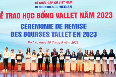 Giáo sư Odon Vallet (thứ bảy, bên phải) và đại diện Tổ chức Gặp gỡ Việt Nam trao học bổng tặng các học sinh xuất sắc tỉnh Lâm Đồng.