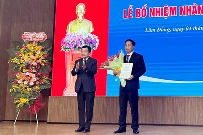 Tổng Giám đốc VNPT trao quyết định bổ nhiệm Giám đốc Viễn thông Lâm Đồng, Trưởng đại diện của VNPT trên địa bàn tỉnh Lâm Đồng.