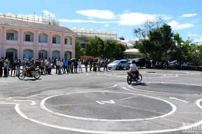 Học viên bước vào phần thi thực hành lái xe mô-tô hạng A1.