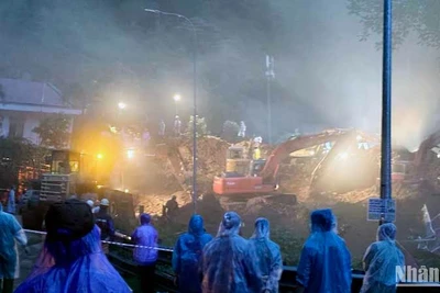 Lực lượng chức năng khẩn trương tìm kiếm các nạn nhân bị vùi lấp.