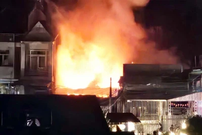 Ngọn lửa bùng phát giữa khu dân cư có thể nhìn thấy từ xa.