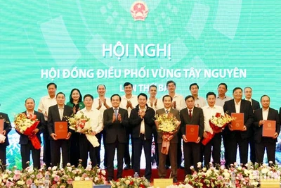 Các thành viên Hội đồng điều phối vùng Tây Nguyên đón nhận Quyết định Quy hoạch vùng Tây Nguyên thời kỳ 2021-2030, tầm nhìn đến năm 2050.