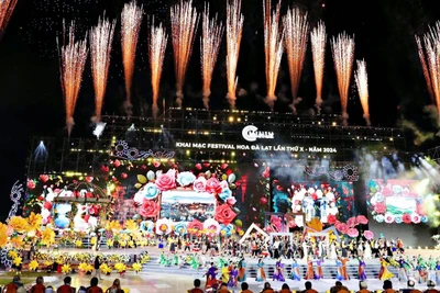 Quang cảnh khai mạc Festival Hoa Đà Lạt lần thứ 10 năm 2024, tại Quảng trường Lâm Viên vào tối 5/12. 
