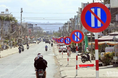 Biển báo cấm cùng loại "xếp lớp" trên đoạn đường khoảng 1 km, thuộc Quốc lộ 27, đoạn qua huyện Đơn Dương, Lâm Đồng. 