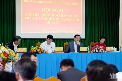 Đồng chí Phan Đình Trạc và Đoàn đại biểu Quốc hội Lâm Đồng tiếp xúc cử tri xã Lát.