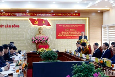 Phó Thủ tướng Thường trực Chính phủ Nguyễn Hòa Bình phát biểu ý kiến chỉ đạo các nội dung kiểm tra tại hội nghị. 