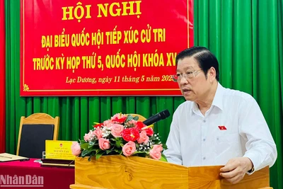 Đồng chí Phan Đình Trạc phát biểu ý kiến tại buổi tiếp xúc cử tri tại Vườn quốc gia Bidoup-Núi Bà.