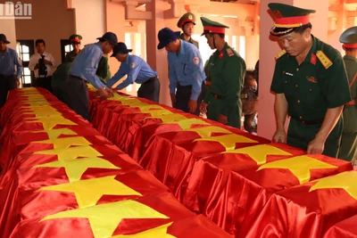 43 hài cốt liệt sĩ được đưa về nước .