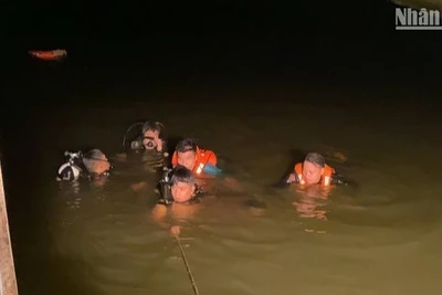 Lực lượng chức năng nỗ lực tìm kiếm các nạn nhân trong đêm