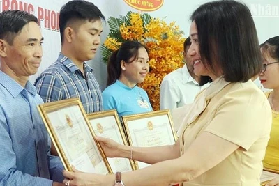 Các hộ nông dân sản xuất giỏi nhận bằng khen của Chủ tịch Ủy ban nhân dân tỉnh Bình Phước.