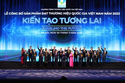 Thủ tướng Phạm Minh Chính chụp ảnh cùng các doanh nghiệp có sản phẩm đạt thương hiệu quốc gia năm 2022. (Ảnh: Vietnam+)