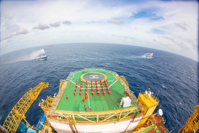 Thiêng liêng Lễ chào cờ từ giàn khoan xa nhất Biển Đông