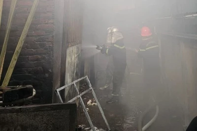 Lực lượng Cảnh sát Phòng cháy, chữa cháy và cứu nạn, cứu hộ kịp thời ngăn chặn đám cháy tại cửa hàng cơ khí, phế liệu tại phố Đại Linh, phường Trung Văn, quận Nam Từ Liêm, Hà Nội vào trưa 13/12.