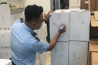 Cục Quản lý thị trường thành phố Hà Nội phối hợp Công an quận Hà Đông phát hiện và thu giữ một lô hàng số lượng lớn thực phẩm giảm cân có chứa chất cấm. (Ảnh: ĐỨC DŨNG) 