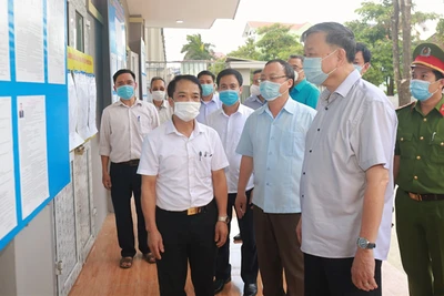 Bộ trưởng Tô Lâm cùng các đại biểu kiểm tra công tác bầu cử tại Nhà văn hóa thôn Lực Điền, xã Minh Châu, huyện Yên Mỹ, tỉnh Hưng Yên, ngày 10/5/2021.