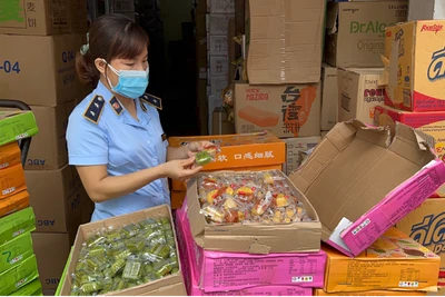 Lực lượng quản lý thị trường phát hiện cửa hàng bánh kẹo Dũng Hải nhập gần 11.000 chiếc bánh trung thu trôi nổi về bán kiếm lời. (Ảnh: Báo Quân đội nhân dân)