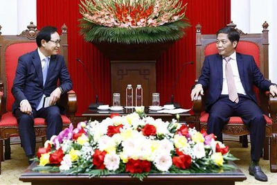 Đồng chí Trần Tuấn Anh, Ủy viên Bộ Chính trị, Trưởng Ban Kinh tế Trung ương tiếp đoàn công tác của Tập đoàn Samsung. (Ảnh: Báo điện tử Chính phủ)