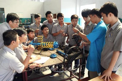 Lớp học Công nghệ ô tô của Trường Cao đẳng nghề Việt Nam-Singapore. (Ảnh: TTXVN)