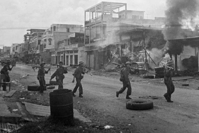 Ngày 9/4/1975, quân ta tiến công thị trấn Xuân Lộc, căn cứ phòng thủ trọng yếu của địch bảo vệ Sài Gòn từ phía đông bắc. (Ảnh: TTXVN)