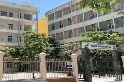 Trường THPT chuyên Khoa học Tự nhiên. 