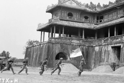 Quân Giải phóng tiến vào cửa Ngọ Môn (Huế) sáng 26/3/1975. (Ảnh: TTXVN)