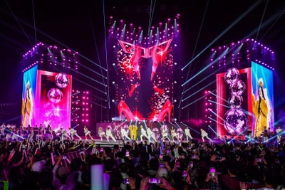 [Ảnh] Bùng nổ đêm Hòa nhạc Ánh sáng - Chào năm mới 2025