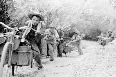 Bằng mọi phương tiện thô sơ và cơ giới, các chiến sĩ vận tải Tây Nguyên vận chuyển hàng hóa phục vụ chiến dịch (năm 1975). (Ảnh: Thanh Tụng/TTXVN)