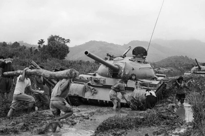 Dân quân địa phương tham gia chống lầy, mở đường cho xe tăng quân giải phóng xuất kích trong Chiến dịch Tây Nguyên năm 1975. (Ảnh: TTXVN)