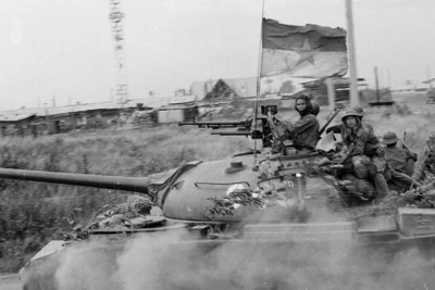 Quân Giải phóng chiếm Trường Thiết giáp của quân ngụy tại căn cứ Nước Trong (Biên Hòa). Từ đầu tháng 4/1975, các binh đoàn chủ lực của ta từ khắp các hướng tiến về Sài Gòn, tấn công địch với sức mạnh vũ bão và tiêu diệt toàn bộ tuyến phòng thủ từ vòng ngoài của địch. (Ảnh: Hứa Kiểm/TTXVN)