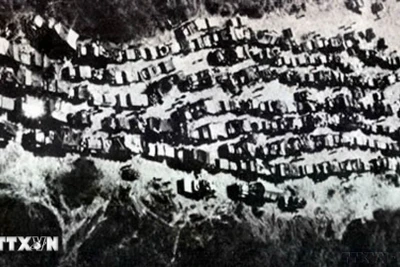 Xe quân sự của ngụy dồn ứ trên Đường 7 khi chúng tháo chạy khỏi Tây Nguyên. (Ảnh: Tư liệu TTXVN)