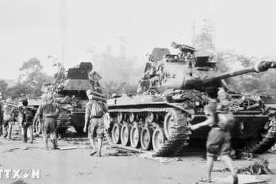 Quân Giải phóng tiến vào huyện lỵ Sơn Tịnh (Quảng Ngãi). (Ảnh: Thanh Tụng/TTXVN)